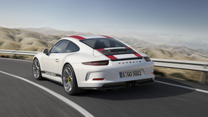 the 911 R has a front and a rear identical to the 911 GT3, however, the technological part comes from the 911 GT3 RS