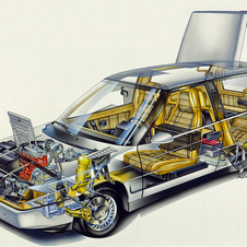 O carro era revolucionário na altura pela utilização de fibra de carbono nos caixilhos das portas