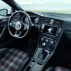 O GTI tem assentos em tartan que é uma imagem de marca do carro