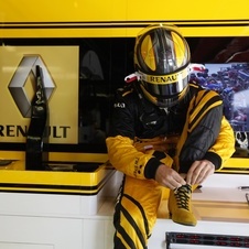 Vitaly Petrov sticks with Lotus Renault GP until 2012