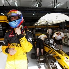 Vitaly Petrov sticks with Lotus Renault GP until 2012