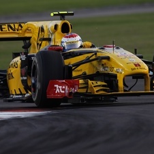 Vitaly Petrov sticks with Lotus Renault GP until 2012