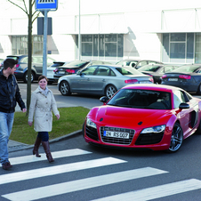 Como os motores dos carros elétricos não emitem praticamente ruído torna-se perigoso para os peões, que não os ouvem a aproximar