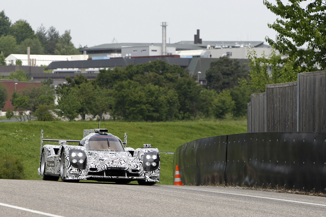 O carro parece bastante semelhante a outros carros de fábrica LMP1