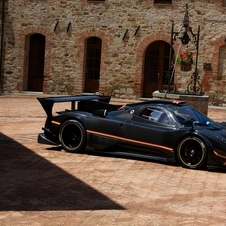 A nova versão do supercarro da Pagani é o culminar da celebração da performance, tecnologia e arte aplicada a um carro de pista