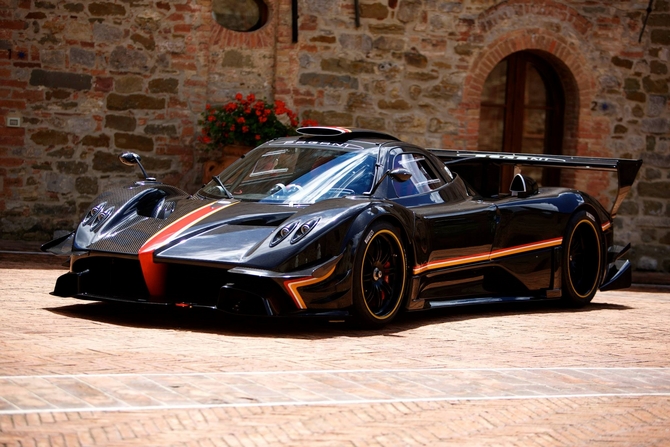 O Zonda Revolucion está equipado com uma evolução do motor AMG Mercedes do Zonda R com 800cv e 730Nm