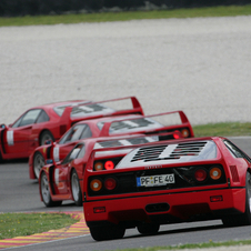 O F40 é atualmente um supercarro com tecnologia de corrida personalizada para a estrada