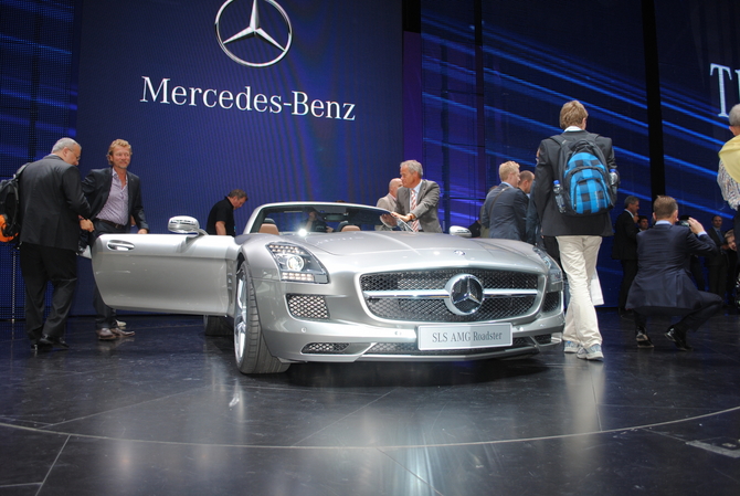 Gullwing loses its top as Mercedes unveils SLS AMG Roadster