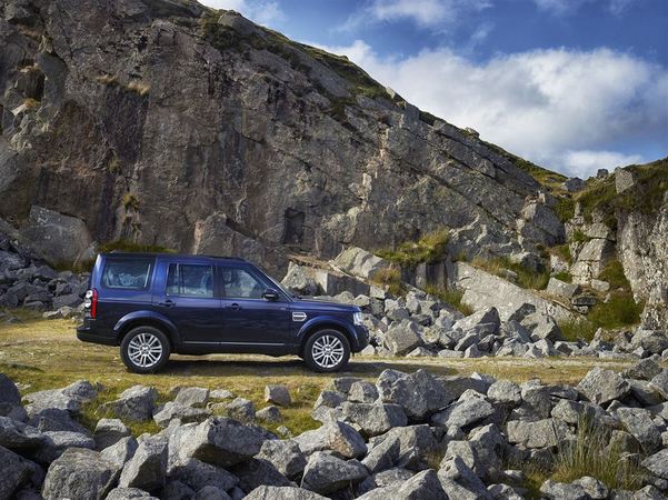 O carro passa a ter o nome Discovery na frente em vez de Land Rover