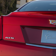 O ATS Coupé é o primeiro modelo a receber o novo emblema da Cadillac