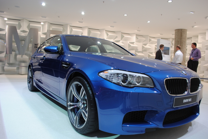 BMW unveils new M5