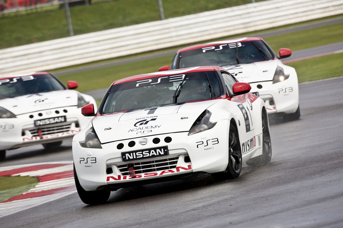 Os participantes tiveram de competir ao volante de 370z e GT-R