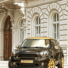 2013  trägt der MINI Paceman die kreative Handschrift des Modedesigners Roberto Cavalli