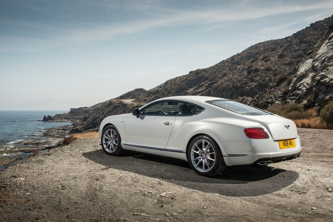 O carro utiliza o mesmo motor V8 do Continental GT padrão