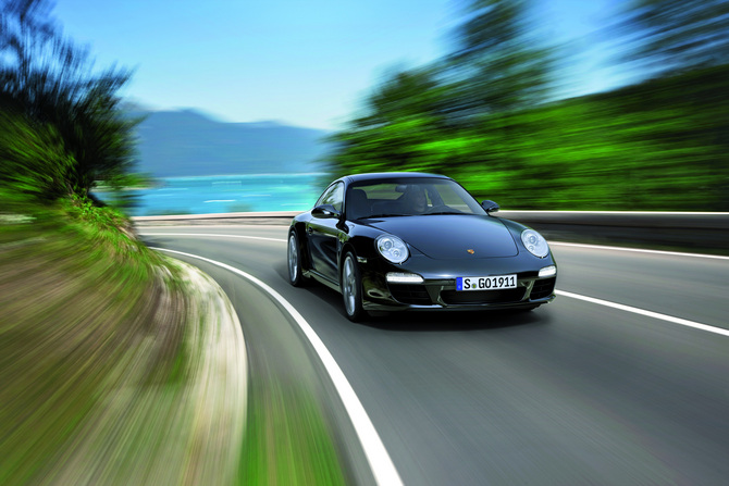 Porsche 911 Carrera goes Black