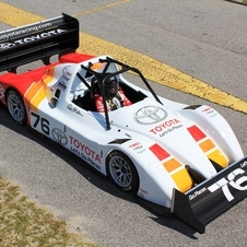 O EV P002 foi modificado para Pikes Peak com o acrescento de downforce