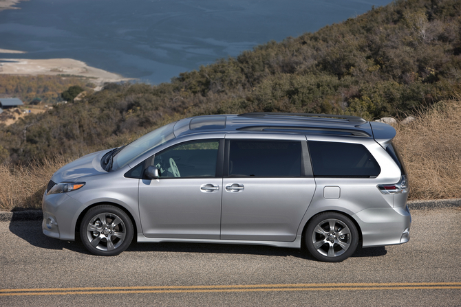 Toyota Sienna SE FWD V6