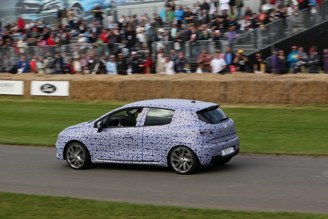 A Renault levou uma versão camuflada do novo carro ao Festival de Goodwood