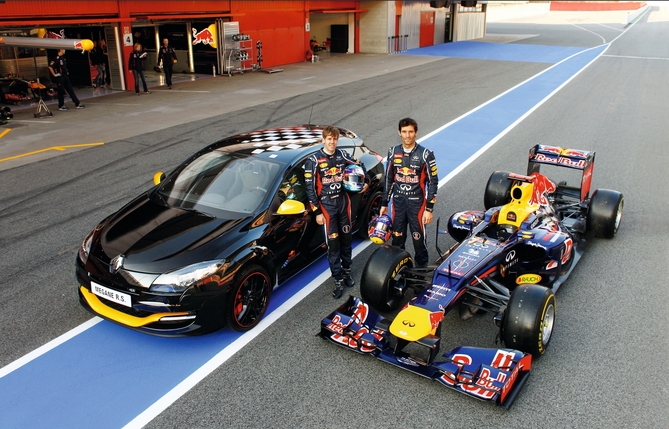 Mégane R.S. Red Bull Racing RB7 ao lado dos pilotos da Red Bull Mark Webber e Sebastian Vettel