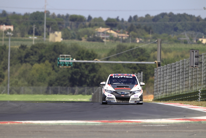 Honda Begins Testing Civic WTCC at Vallelunga