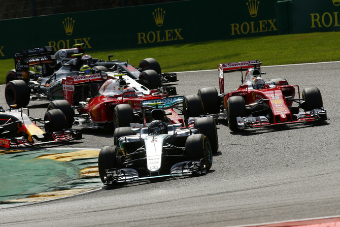 A corrida começou com um incidente que envolveu os dois Ferraris e Max Verstappen