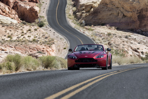 The V12 Vantage S Roadster can be driven in Normal, Sport e Track modes