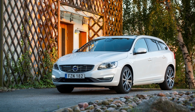 Volvo V60 D6 AWD Momentum PHEV Geartronic