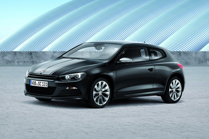 O Scirocco Million vem em preto com peças R-Line