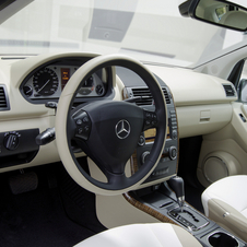 Mercedes-Benz Experimenting with Inductive Charging on Electric Smart