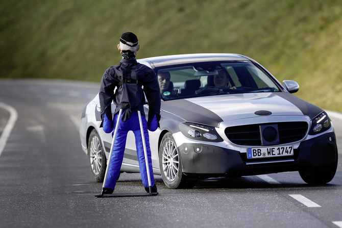 O carro vai oferecer direção e travagem autónomas em algumas situações de segurança