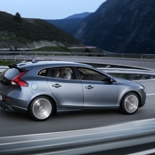 More Photos of Next Generation Volvo V40 Leaked Including Interior Images