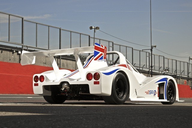 O design do carro tem como objetivo parecer um pequeno LMP