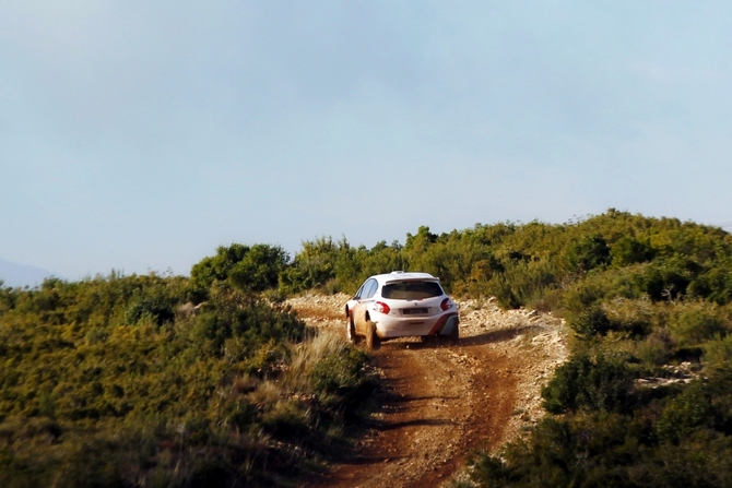 Peugeot também vai produzir uma versão mais barata de tração dianteira, o 208 R2