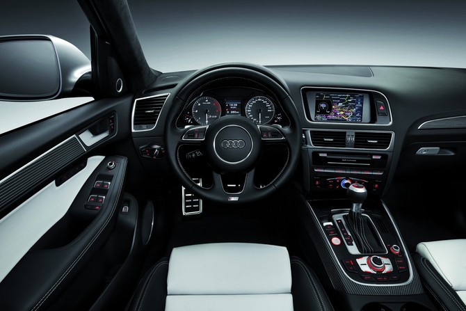 Inside the car mixes Pearl leather and black Alcantara