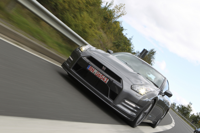 2013 Nissan GT-R Gets Power Boost, Better Suspension and Optional Ceramic Brakes