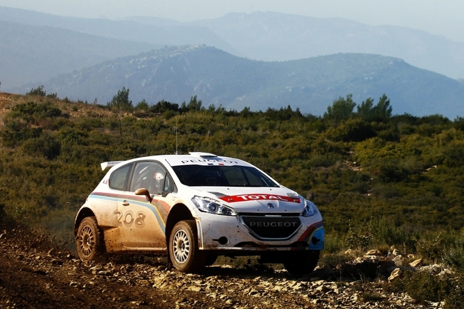 A Peugeot tem vindo a testar o carro ao longo do último ano