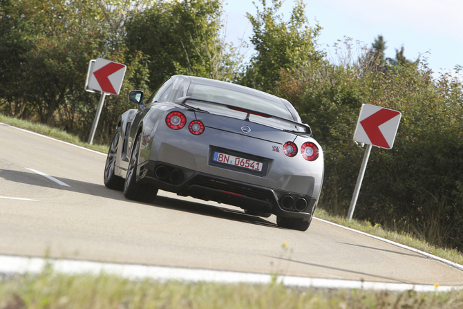 2013 Nissan GT-R Gets Power Boost, Better Suspension and Optional Ceramic Brakes