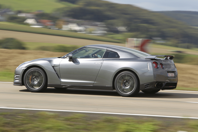 2013 Nissan GT-R Gets Power Boost, Better Suspension and Optional Ceramic Brakes