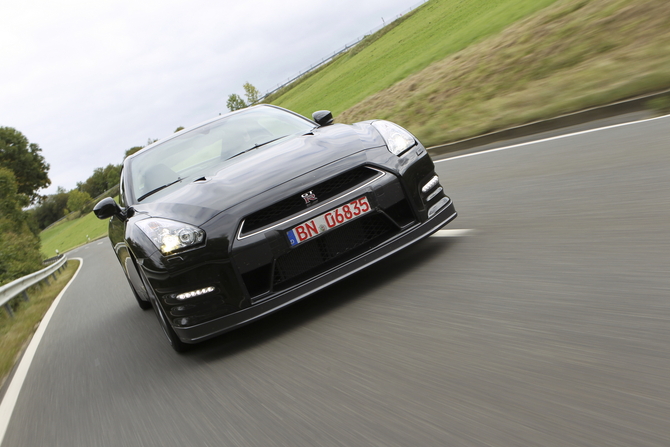 2013 Nissan GT-R Gets Power Boost, Better Suspension and Optional Ceramic Brakes