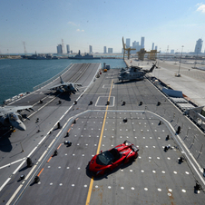 O Veneno Roadster foi apresentado em Abu Dhabi num porta-aviões italiano