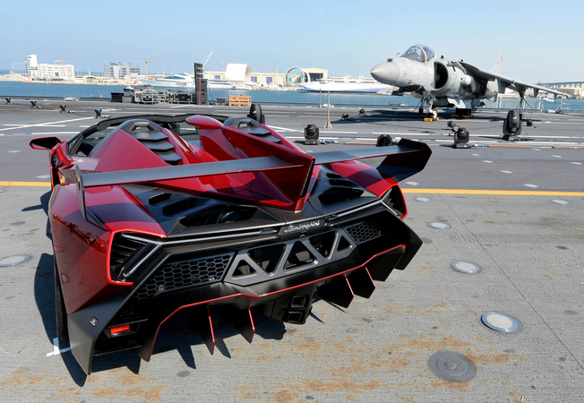 O Veneno Roadster consegue atingir uma velocidade máxima de 355km/h