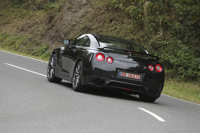 2013 Nissan GT-R Gets Power Boost, Better Suspension and Optional Ceramic Brakes