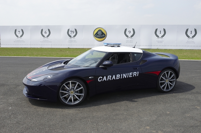 Lotus Gives Two Modified Evoras to Italian Military Police