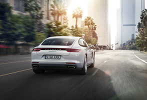 In electric mode it drives within a range of 50 kilometres at a maximum speed of 140 km/h