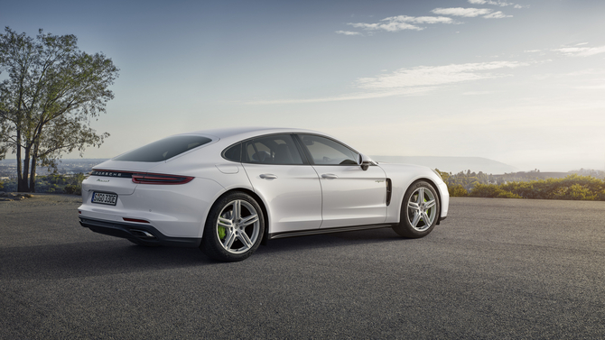 O Panamera 4 E-Hybrid consegue atingir a marca dos 278km/h no modo Sport Plus e sprintar até aos 100km/h em 4.6 segundos