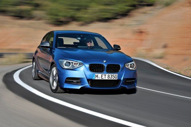 A versão M135i estará disponível com uma com uma caixa manual de seis velocidades ou uma automática de oito velocidades