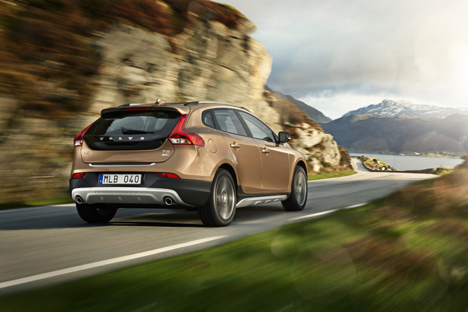 Volvo Lance La V40 Cross Country à Paris