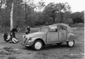 Worlds largest meeting of Citroen 2CVs