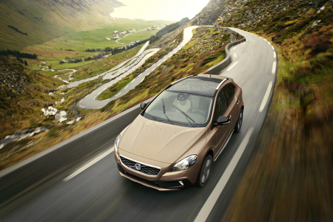 Volvo V40 Cross Country premiers in Paris