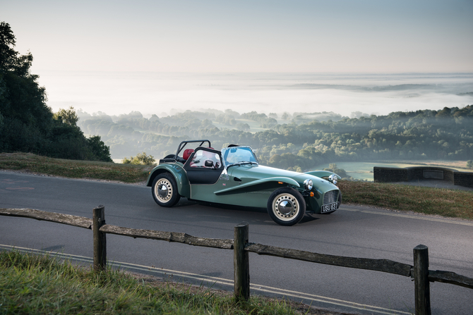 A carroçaria apresenta emblemas retro Caterham e Sprint